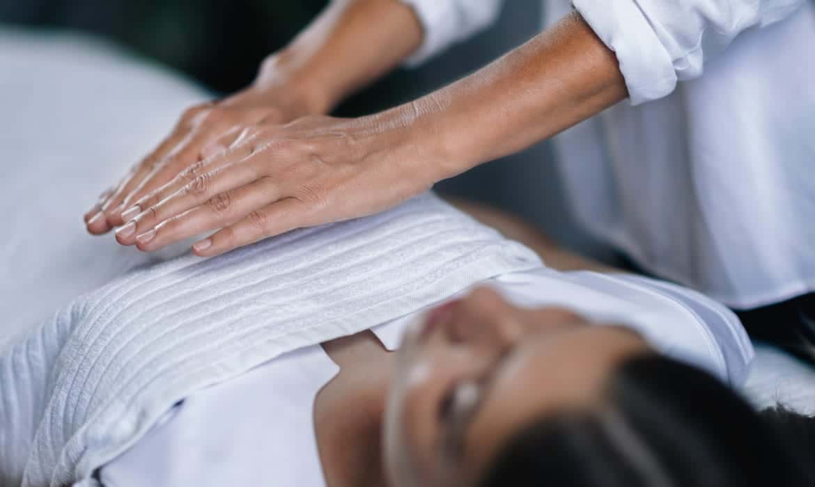 how is reiki performed
